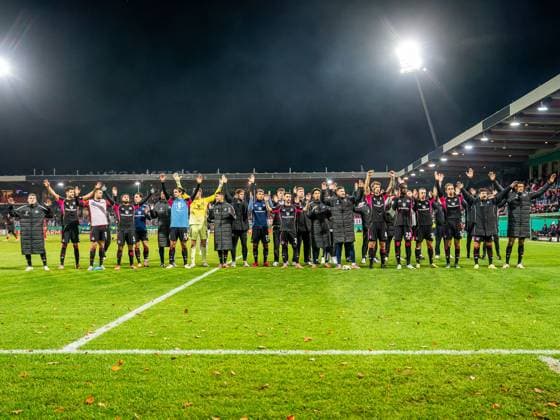 Die Mannschaft des Hamburger SV feiert mit ihren Fans, GER, 1. FC Heidenheim vs. Hamburger SV, Fussball, DFB-Pokal, Spielzeit 2025 2026, 28.10.2025, DFB DFL regulations prohibit any use of photographs as image sequences and or quasi-video. GER, 1. FC Heidenheim vs. Hamburger SV, Fussball, DFB-Pokal, Spielzeit 2025 2026, 28.10.2025 Heidenheim Copyright: xMichaelxSchmidt Eibner-Pressefotx EP_MST