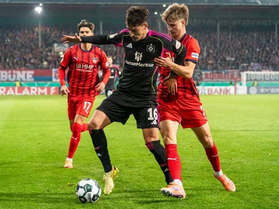 Giorgi Gocholeishvili (Hamburger SV, 16) im Zweikampf mit Jan Schoeppner (FC Heidenheim, 03), GER, 1. FC Heidenheim vs. Hamburger SV, Fussball, DFB-Pokal, Spielzeit 2025 2026, 28.10.2025, DFB DFL regulations prohibit any use of photographs as image sequences and or quasi-video. GER, 1. FC Heidenheim vs. Hamburger SV, Fussball, DFB-Pokal, Spielzeit 2025 2026, 28.10.2025 Heidenheim Copyright: xMichaelxSchmidt Eibner-Pressefotx EP_MST