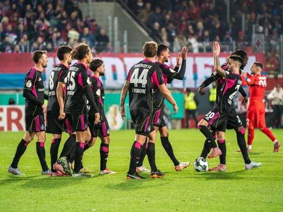 Der Hamburger SV freut sich nach dem Sieg, GER, 1. FC Heidenheim vs. Hamburger SV, Fussball, DFB-Pokal, Spielzeit 2025 2026, 28.10.2025, DFB DFL regulations prohibit any use of photographs as image sequences and or quasi-video. GER, 1. FC Heidenheim vs. Hamburger SV, Fussball, DFB-Pokal, Spielzeit 2025 2026, 28.10.2025 Heidenheim Copyright: xMichaelxSchmidt Eibner-Pressefotx EP_MST