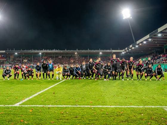 Die Mannschaft des Hamburger SV feiert mit den Fans, GER, 1. FC Heidenheim vs. Hamburger SV, Fussball, DFB-Pokal, Spielzeit 2025 2026, 28.10.2025, DFB DFL regulations prohibit any use of photographs as image sequences and or quasi-video. GER, 1. FC Heidenheim vs. Hamburger SV, Fussball, DFB-Pokal, Spielzeit 2025 2026, 28.10.2025 Heidenheim Copyright: xMichaelxSchmidt Eibner-Pressefotx EP_MST