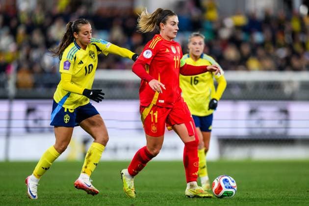 251028 Rosa Kafaji of Sweden anf Alexia Putellas of Spain during the Women s Nations League semifinal between Sweden and Spain on October 28, 2025 in Gothenburg. Photo: Carl Sandin BILDBYRAN kod CS MI0896 fotboll football soccer fotball nations league uefa womens nations league semifinal semifinals sverige sweden spanien spain dam bbeng Copyright: CARLxSANDIN BB251028CS076