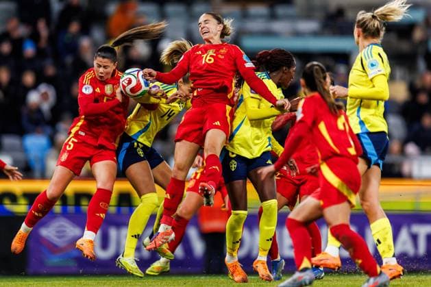 251028 Nathalie Björn of Sweden against Maria Mendez and Maria Leon of Spain during the Women s Nations League semifinal between Sweden and Spain on October 28, 2025 in Gothenburg. Photo: Michael Erichsen BILDBYRAN COP 89 MI0896 fotboll football soccer fotball nations league uefa womens nations league semifinal semifinals sverige sweden spanien spain dam bbeng Copyright: MICHAELxERICHSEN BB251028MI058