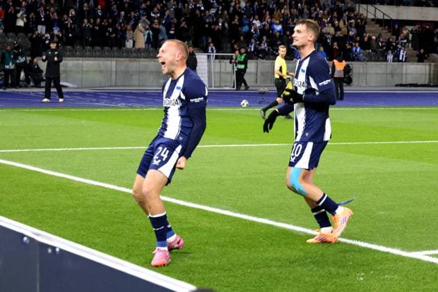 DEU, DFB-Pokal, Hertha BSC vs. Elversberg, 28.10.2025, Berliner Olympiastadion, Berlin, DEU, DFB-Pokal, Hertha BSC vs. Elversberg, im Bild 3:0 durch 11m von Jon Dabur Thorsteinsson (Hertha BSC Berlin 24), Michael Cuisance (Hertha BSC Berlin 10) DFL - regulations prohibit any use of Photographs as image sequences and or quasi-video
