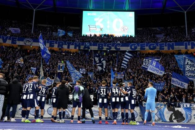 DEU, DFB-Pokal, Hertha BSC vs. Elversberg, 28.10.2025, Berliner Olympiastadion, Berlin, DEU, DFB-Pokal, Hertha BSC vs. Elversberg, im Bild Hertha-Spielerkreis, Hertha-BSC Fans, Anzeigetafel mit dem Endergebnis DFL - regulations prohibit any use of Photographs as image sequences and or quasi-video