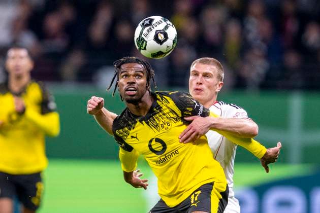 28.10.2025: Fußball: DFB Pokal, 2. Runde: Eintracht Frankfurt - Borussia Dortmund im Deutsche Bank Park. Carney Chukwuemeka (Borussia Dortmund) (l) ud Rasmus Kristensen (Eintracht Frankfurt) kämpfen um den Ball. WICHTIGER HINWEIS: Gemäß den Vorgaben der DFL und des DFB ist es untersagt, in dem Stadion und oder vom Spiel angefertigte Fotoaufnahmen in Form von Sequenzbildern und oder videoähnlichen Fotostrecken zu verwerten bzw. verwerten zu lassen. Copyright: xDavidxInderliedx