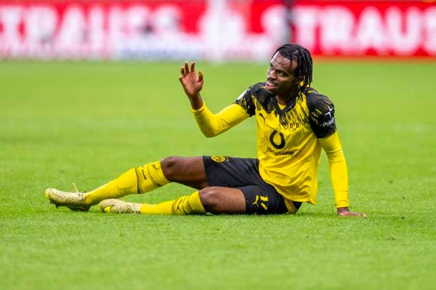 28.10.2025: Fußball: DFB Pokal, 2. Runde: Eintracht Frankfurt - Borussia Dortmund im Deutsche Bank Park. Carney Chukwuemeka (Borussia Dortmund) sitzt auf dem Rasen. WICHTIGER HINWEIS: Gemäß den Vorgaben der DFL und des DFB ist es untersagt, in dem Stadion und oder vom Spiel angefertigte Fotoaufnahmen in Form von Sequenzbildern und oder videoähnlichen Fotostrecken zu verwerten bzw. verwerten zu lassen. Copyright: xDavidxInderliedx