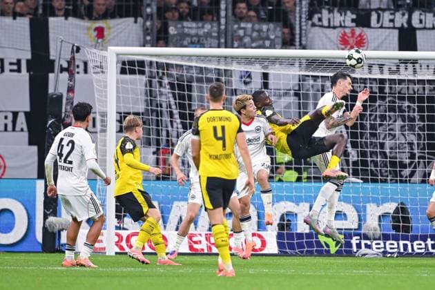 26.10.2025, Fussball, DFB-Pokal, 2.Runde, Saison 2025 2026, Eintracht Frankfurt - Borussia Dortmund, Fallrückzieher Serhou Guirassy (Borussia Dortmund) xRHR-FOTO TKx Copyright: RHR-FOTOx RHR-FOTO TK
