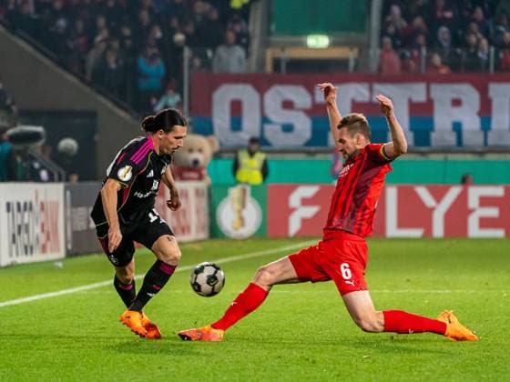 Patrick Mainka (FC Heidenheim, 06) im Zweikampf mit Rayan Philippe (Hamburger SV, 14), GER, 1. FC Heidenheim vs. Hamburger SV, Fussball, DFB-Pokal, Spielzeit 2025 2026, 28.10.2025, DFB DFL regulations prohibit any use of photographs as image sequences and or quasi-video. GER, 1. FC Heidenheim vs. Hamburger SV, Fussball, DFB-Pokal, Spielzeit 2025 2026, 28.10.2025 Heidenheim Copyright: xMichaelxSchmidt Eibner-Pressefotx EP_MST