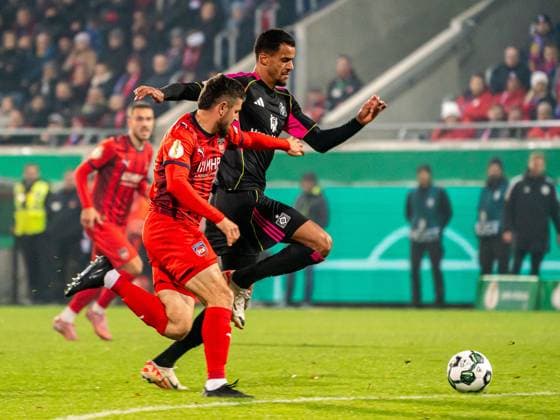 Robert Glatzel (Hamburger SV, 09) im Zweikampf mit Marnon Busch (FC Heidenheim, 02), GER, 1. FC Heidenheim vs. Hamburger SV, Fussball, DFB-Pokal, Spielzeit 2025 2026, 28.10.2025, DFB DFL regulations prohibit any use of photographs as image sequences and or quasi-video. GER, 1. FC Heidenheim vs. Hamburger SV, Fussball, DFB-Pokal, Spielzeit 2025 2026, 28.10.2025 Heidenheim Copyright: xMichaelxSchmidt Eibner-Pressefotx EP_MST