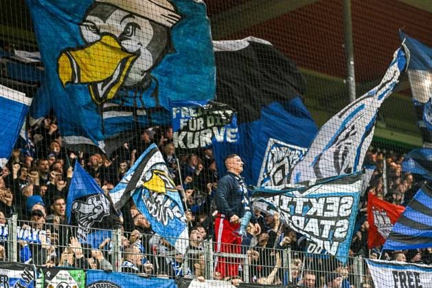 GER, DFB Pokal, 1. FC Heidenheim vs Hamburger SV 28.10.2025, Voith-Arena, Heidenheim, GER, DFB Pokal, 1. FC Heidenheim vs Hamburger SV, im Bild Hamburger Fahnenmeer im Fanblock nach Spielende, Jubel, Fans, Ultras