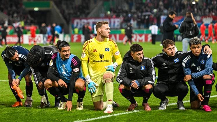 GER, DFB Pokal, 1. FC Heidenheim vs Hamburger SV 28.10.2025, Voith-Arena, Heidenheim, GER, DFB Pokal, 1. FC Heidenheim vs Hamburger SV, im Bild Hamburger Spieler nach Spielende, Daniel Peretz (Hamburger SV, 26) in der Bildmitte