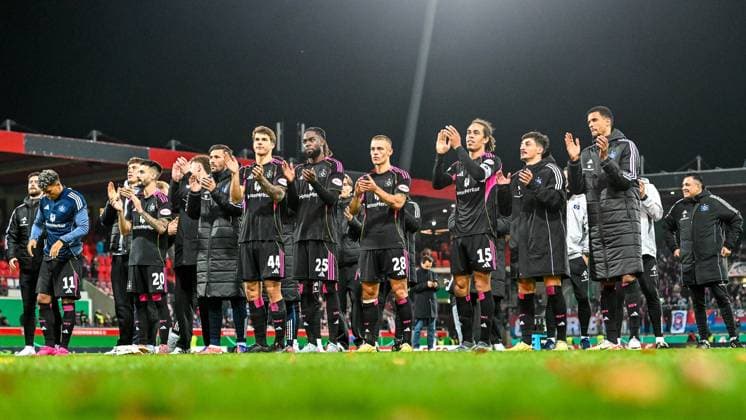 GER, DFB Pokal, 1. FC Heidenheim vs Hamburger SV 28.10.2025, Voith-Arena, Heidenheim, GER, DFB Pokal, 1. FC Heidenheim vs Hamburger SV, im Bild Hamburger Spieler nach Spielende, Jubel nach Spielende, Luka Vuskovic (Hamburger SV, 44), Jordan Torunarigha (Hamburger SV, 25), Miro Muheim (Hamburger SV, 28), Yussuf Poulsen (Hamburger SV, 15), Giogi Gocholeishvili (Hamburger SV, 16), Robert Glatzel (Hamburger SV, 9)
