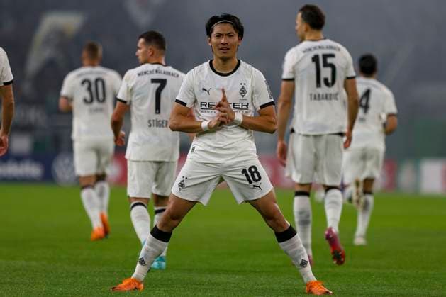 Mönchengladbach, Deutschland, 28.10.25: Shuto Machino (Borussia Mönchengladbach) Torjubel, jubelt nach seinem Treffer zum 1:0 waehrend des Spiels der DFB-Pokal 2. Runde zwischen Borussia Mönchengladbach vs Karlsruher SC im Stadion im Borussia Park Mönchengladbach Stadion im Borussia Park North Rhine-Westphalia Germany Copyright: xBrauer-Fotoagenturx xAdrianxSchlx