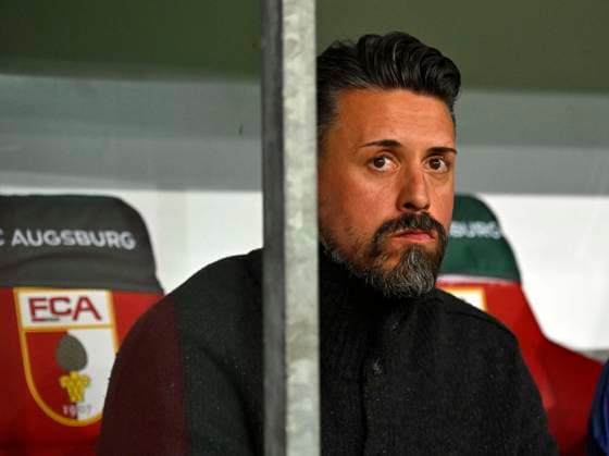 28.10.2025, Fussball DFB-Pokal 2025 2026, 2.Runde, FC Augsburg - VfL Bochum, in der WWK-Arena Augsburg. Trainer Sandro Wagner (FC Augsburg) nachdenklich.