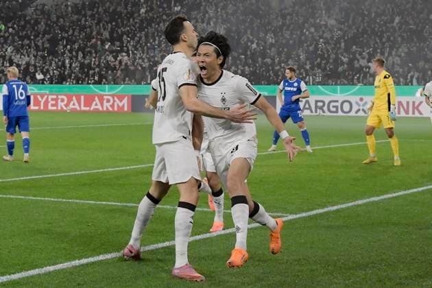 Shuto Machino (Moenchengladbach 18) jubelt nach dem Tor zum 1:0 mit Haris Tabakovic (Moenchengladbach 15) 28.10.2025 Fussball Borussia Moenchengladbach vs Karlsruher SC, Borussia-Park, Moenchengladbach, DFB DFL REGULATIONS PROHIBIT ANY USE OF PHOTOGRAPHS AS IMAGE SEQUENCES AND OR QUASI-VIDEO