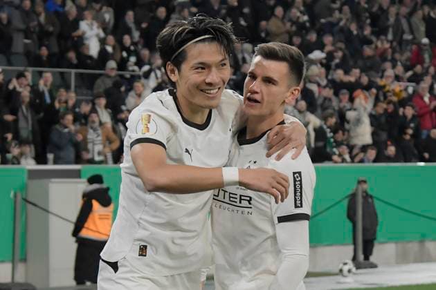 Shuto Machino (Moenchengladbach 18) jubelt nach dem Tor zum 1:0 mit Yannik Engelhardt (Moenchengladbach 6) 28.10.2025 Fussball Borussia Moenchengladbach vs Karlsruher SC, Borussia-Park, Moenchengladbach, DFB DFL REGULATIONS PROHIBIT ANY USE OF PHOTOGRAPHS AS IMAGE SEQUENCES AND OR QUASI-VIDEO
