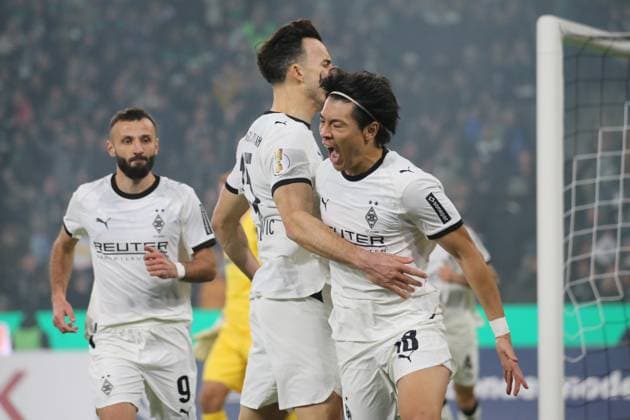 Mönchengladbach, Deutschland 28. Oktober 2025: DFB Pokal - 2025 2026 - Borussia Mönchengladbach vs. Karlsruher SC Im Bild: 3. v.li. Shuto Machino (BMG) jubelt nach seinem Tor zum 1:0 mit seinen Mannschaftskollegen, DFB regulations prohibit any use of photographs as image sequences and or quasi-video. Borussia Park Nordrhein Westfalen Copyright: xFotostandx xvanxderxVeldenx