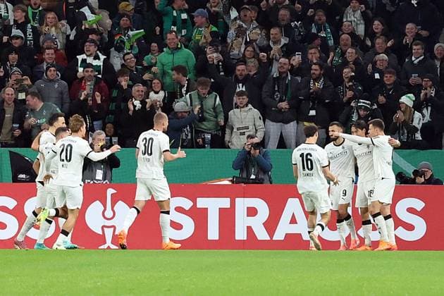 28.10.2025, xrekx, Fussball DFB Pokal 2.Runde, Borussia Moenchengladbach - Karlsruher SC v.l. Torjubel nach dem Tor zum celebrating the goal celebrate 1:0 durch Shuto Machino (Borussia Moenchengladbach) (DFL DFB REGULATIONS PROHIBIT ANY USE OF PHOTOGRAPHS as IMAGE SEQUENCES and or QUASI-VIDEO) Moenchengladbach