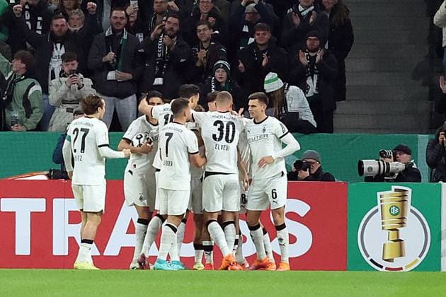 28.10.2025, xrekx, Fussball DFB Pokal 2.Runde, Borussia Moenchengladbach - Karlsruher SC v.l. Torjubel nach dem Tor zum celebrating the goal celebrate 1:0 durch Shuto Machino (Borussia Moenchengladbach) (DFL DFB REGULATIONS PROHIBIT ANY USE OF PHOTOGRAPHS as IMAGE SEQUENCES and or QUASI-VIDEO) Moenchengladbach