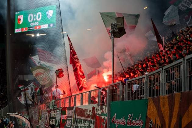 Pyro Technik im Blog des FC Augsburg nach Anpfiff, GER, FC Augsburg vs. VfL Bochum, Fussball, DFB Pokal, 2. Runde, Spielzeit 2025 2026, 28.10.2025, DFL REGULATIONS PROHIBIT ANY USE OF PHOTOGRAPHS AS IMAGE SEQUENCES AND OR QUASI-VIDEO, GER, FC Augsburg vs. VfL Bochum, Fussball, DFB Pokal, 2. Runde, Spielzeit 2025 2026, 28.10.2025, Augsburg Copyright: xEibner-Pressefoto EdwardxCheungx EP_ECG