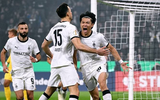Fussball, DFB Pokal, Deutschland, Herren, Saison 2025 2026, 2. Runde, Borussia Park Mönchengladbach, Bor. Mönchengladbach - Karlsruher SC; Jubel Shuto Machino (BMG) nach seinem Tor zum 1:0. Jubel, Freude, Aktion.