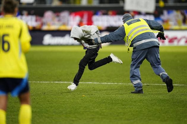 GOTHENBURG, SWEDEN 20251028 Security guards take care of a person who stormed onto the pitch after the women s Nations League semi-final between Sweden and Spain at Gamla Ullevi in Gothenburg, Sweden, Tuesday, October 28, 2025. GÖTEBORG SWEDEN x9200x