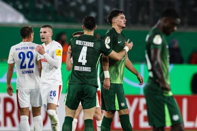 Jenson Seelt (VfL Wolfsburg,14) muss mit Gelb-Roter Karte vom Platz - 2. Runde DFB Pokal Saison 2025-2026 VfL Wolfsburg vs. Holstein Kiel in der Volkswagen Arena in Wolfsburg - Aktion,Fussball,Deutschland,Mann,Männer,28.10.2025