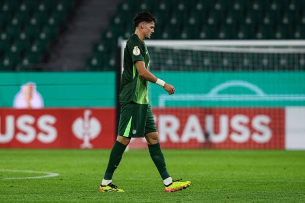 Jenson Seelt (VfL Wolfsburg,14) muss mit Gelb-Roter Karte vom Platz - 2. Runde DFB Pokal Saison 2025-2026 VfL Wolfsburg vs. Holstein Kiel in der Volkswagen Arena in Wolfsburg - Aktion,Fussball,Deutschland,Mann,Männer,28.10.2025