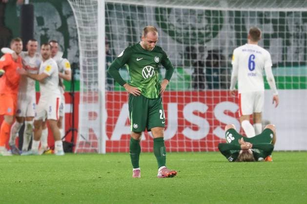 28.10.2025, xgox, Fussball - DFB Pokal 2.Runde VfL Wolfsburg - Holstein Kiel emspor, v.l. Christian Eriksen (Wolfsburg, 24) enttaeuscht, schaut enttaeuscht, niedergeschlagen, disappointed (DFL DFB REGULATIONS PROHIBIT ANY USE OF PHOTOGRAPHS as IMAGE SEQUENCES and or QUASI-VIDEO) Wolfsburg
