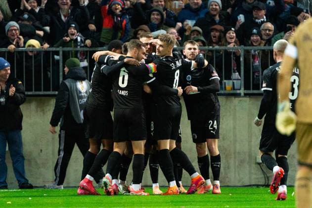 Tor zum 1:0 Hauke Wahl (FC St. Pauli, 05), jubelt Jubel mit der Mannschaft, James Sands (FC St. Pauli, 06), Eric Smith (FC St. Pauli, 08), GER, FC St. Pauli vs. TSG 1899 Hoffenheim, Fußball, DFB Pokal, 2. Runde, Saison 2025 2026, 28.10.2025 DFL REGULATIONS PROHIBIT ANY USE OF PHOTOGRAPHS AS IMAGE SEQUENCES AND OR QUASI-VIDEO GER, FC St. Pauli vs. TSG 1899 Hoffenheim, Fußball, DFB Pokal, 2. Runde, Saison 2025 2026, 28.10.2025 Hamburg Copyright: xEibner-Pressefoto MaxxVincenx EP_MVN