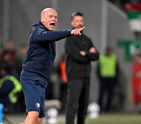 28.10.2025, Fussball DFB-Pokal 2025 2026, 2.Runde, FC Augsburg - VfL Bochum, in der WWK-Arena Augsburg. Trainer Uwe Rösler (VfL Bochum) gestikuliert.