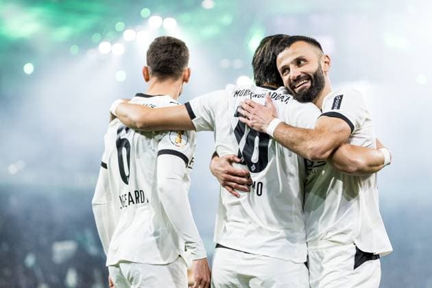 DFB Pokal: Borussia Moenchengladbach vs. Karlsruher SC, 28.10.2025 MOENCHENGLADBACH, GERMANY - OCTOBER 28: Shuto Machino (Borussia Moenchengladbach, 18) celebrates scoring the 1:0 goal with his teammates during the DFB Pokal match between Borussia Moenchengladbach vs. Karlsruher SC at Borussia Park on matchday 2 of DFB Pokal on October 28, 2025 in Moenchengladbach, Germany. DFB REGULATIONS PROHIBIT ANY USE OF PHOTOGRAPHS AS IMAGE SEQUENCES AND OR QUASI-VIDEO. Copyright: xBEAUTIFULxSPORTS Wunderlx