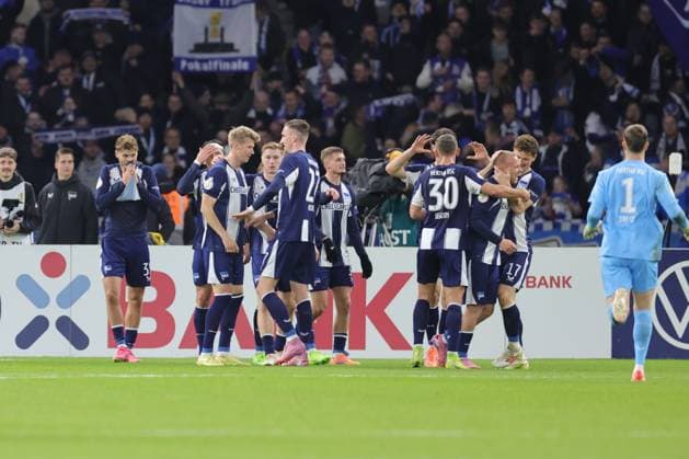 Hertha BSC vs SV Elversberg, 28.10.2025 BERLIN, GERMANY - OCTOBER 28: final cheers, victory, the Team of Hertha BSC cheers, during the DFB Cup match (round 2) between Hertha BSC vs SV Elversberg at Olympiastadion on October 28, 2025 in Berlin, Germany. DFL REGULATIONS PROHIBIT ANY USE OF PHOTOGRAPHS AS IMAGE SEQUENCES AND OR QUASI-VIDEO. Copyright: xBEAUTIFULxSPORTS Frankex