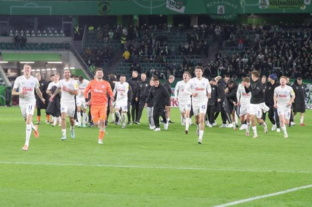 28.10.2025, xgox, Fussball - DFB Pokal 2.Runde VfL Wolfsburg - Holstein Kiel emspor, v.l. Kiel Jubel ueber den Sieg, Jubel nach Spielende (DFL DFB REGULATIONS PROHIBIT ANY USE OF PHOTOGRAPHS as IMAGE SEQUENCES and or QUASI-VIDEO) Wolfsburg