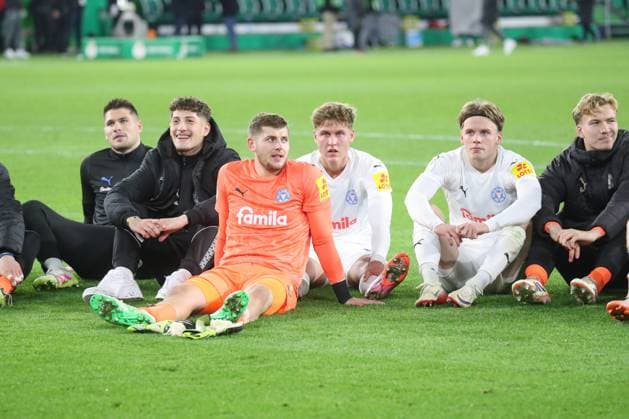 28.10.2025, xgox, Fussball - DFB Pokal 2.Runde VfL Wolfsburg - Holstein Kiel emspor, Timon Weiner (Kiel, 1) Jubel ueber den Sieg, Jubel nach Spielende (DFL DFB REGULATIONS PROHIBIT ANY USE OF PHOTOGRAPHS as IMAGE SEQUENCES and or QUASI-VIDEO) Wolfsburg