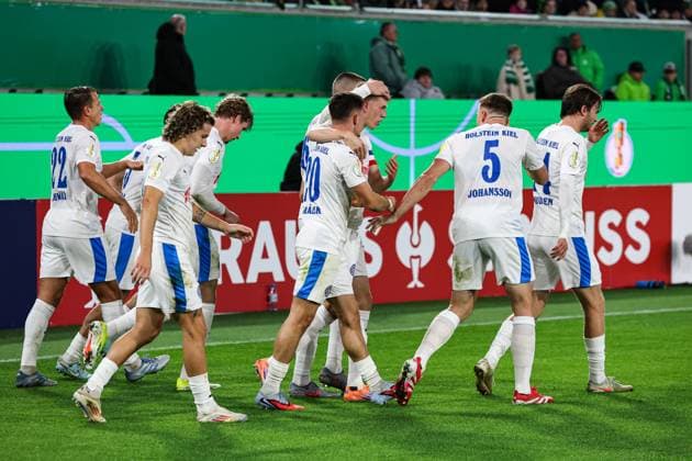 Torjubel - Torschütze Alexander Bernhardsson (Holstein Kiel,11) trifft per Elfmeter zum 0-1 - 2. Runde DFB Pokal Saison 2025-2026 VfL Wolfsburg vs. Holstein Kiel in der Volkswagen Arena in Wolfsburg - Aktion,Fussball,Deutschland,Mann,Männer,28.10.2025