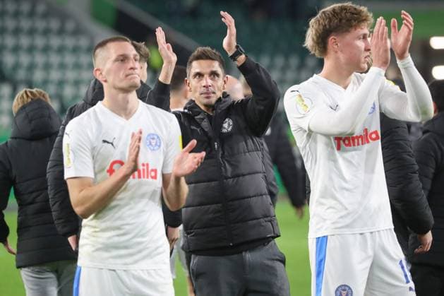 28.10.2025, xgox, Fussball - DFB Pokal 2.Runde VfL Wolfsburg - Holstein Kiel emspor, v.l. Marcel Rapp (Kiel, Trainer) Jubel ueber den Sieg, Jubel nach Spielende (DFL DFB REGULATIONS PROHIBIT ANY USE OF PHOTOGRAPHS as IMAGE SEQUENCES and or QUASI-VIDEO) Wolfsburg