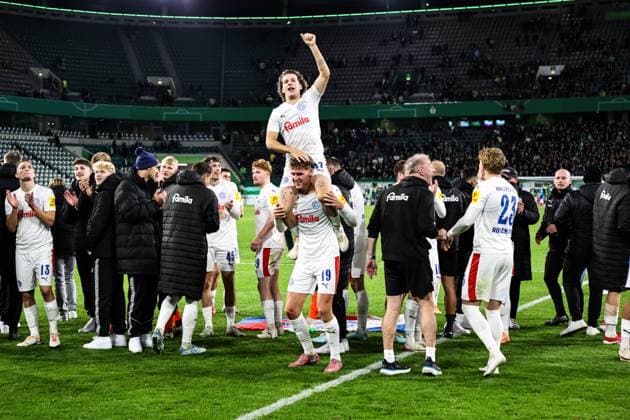 John Tolkin (Holstein Kiel,47) und Phil Harres (Holstein Kiel,19) - Die Mannschaft von Holstein Kiel feiert den Sieg vor dem Fanblock - 2. Runde DFB Pokal Saison 2025-2026 VfL Wolfsburg vs. Holstein Kiel in der Volkswagen Arena in Wolfsburg - Aktion,Fussball,Deutschland,Mann,Männer,28.10.2025