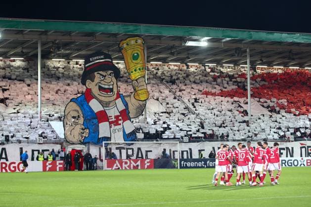 28.10.2025, xtgx, Fussball DFB Pokal 2. Runde, FC Energie Cottbus - RB Leipzig emspor, v.l. Symbolfoto, Symbolbild, Symbol Fans, Zuschauer, Publikum, Tribuene Choreo, Choreografie, Choreographie (DFL DFB REGULATIONS PROHIBIT ANY USE OF PHOTOGRAPHS as IMAGE SEQUENCES and or QUASI-VIDEO) Cottbus