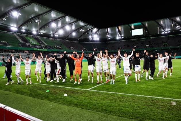 Die Mannschaft von Holstein Kiel feiert den Sieg vor dem Fanblock - 2. Runde DFB Pokal Saison 2025-2026 VfL Wolfsburg vs. Holstein Kiel in der Volkswagen Arena in Wolfsburg - Aktion,Fussball,Deutschland,Mann,Männer,28.10.2025