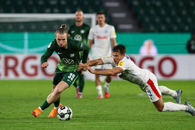Patrick Wimmer (VfL Wolfsburg,39) gegen Stefan Schwab (Holstein Kiel,22) - 2. Runde DFB Pokal Saison 2025-2026 VfL Wolfsburg vs. Holstein Kiel in der Volkswagen Arena in Wolfsburg - Aktion,Fussball,Deutschland,Mann,Männer,28.10.2025