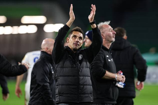 Trainer Marcel Rapp (Holstein Kiel) feiert den Sieg vor dem Fanblock - 2. Runde DFB Pokal Saison 2025-2026 VfL Wolfsburg vs. Holstein Kiel in der Volkswagen Arena in Wolfsburg - Aktion,Fussball,Deutschland,Mann,Männer,28.10.2025