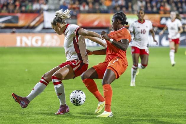 NIJMEGEN (L-R) Shelina Zadorsky of Canada and Lineth Beerensteyn of the Netherlands during the friendly match between the Netherlands and Canada at Goffert Stadium on October 28, 2025, in Nijmegen, Netherlands. ANP VINCENT JANNINK xVIxANPxSportx xxANPxIVx 540574935 originalFilename: 540574935.jpg