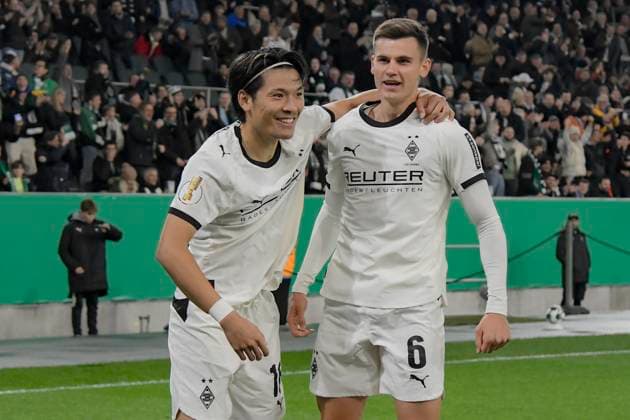 Shuto Machino (Moenchengladbach 18) jubelt nach dem Tor zum 1:0 mit Yannik Engelhardt (Moenchengladbach 6) 28.10.2025 Fussball Borussia Moenchengladbach vs Karlsruher SC, Borussia-Park, Moenchengladbach, DFB DFL REGULATIONS PROHIBIT ANY USE OF PHOTOGRAPHS AS IMAGE SEQUENCES AND OR QUASI-VIDEO