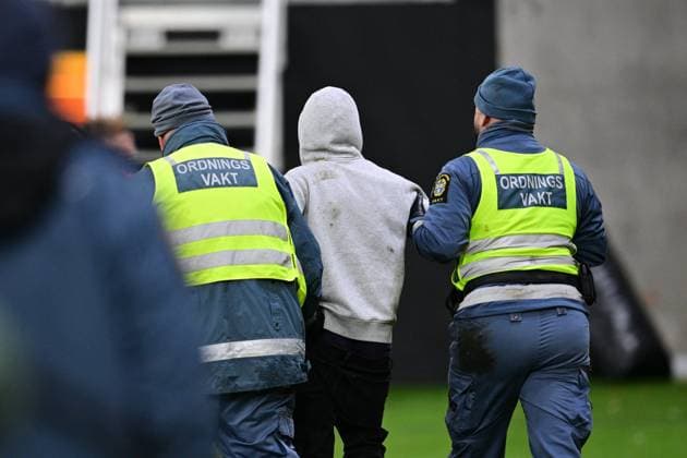 GÖTEBORG, SVERIGE 20251028 Ordningsvakter tar hand om en person som stormat in pa planen under fotbollsdamernas Nations League-semifinal mellan Sverige och Spanien pa Gamla Ullevi i Göteborg, Sverige, tisdagen den 28 oktober, 2025. GÖTEBORG SVERIGE x9200x