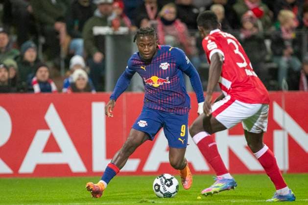 GER, Cottbus, Fußball, DFB-Pokal, 2. Hauptrunde, FC Energie Cottbus vs. RB Leipzig im Bild v.l.: Johan Bakayoko (RB Leipzig 09), Aktion mit Ball 28.10.2025, LEAG Energie Stadion Cottbus DFB REGULATIONS PROHIBIT ANY USE OF PHOTOGRAPHS AS IMAGE SEQUENCES AND OR QUASI-VIDEO, Copyright: HMBxMedia PaulxFritz