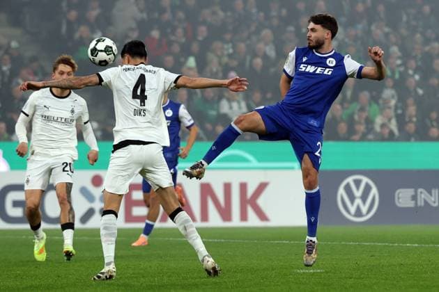 28.10.2025, xrekx, Fussball DFB Pokal 2.Runde, Borussia Moenchengladbach - Karlsruher SC v.l. Kevin Diks (Borussia Moenchengladbach) Handspiel? Lilian Egloff (Karlsruher SC) Zweikampf, Aktion, action, battle for the ball (DFL DFB REGULATIONS PROHIBIT ANY USE OF PHOTOGRAPHS as IMAGE SEQUENCES and or QUASI-VIDEO) Moenchengladbach