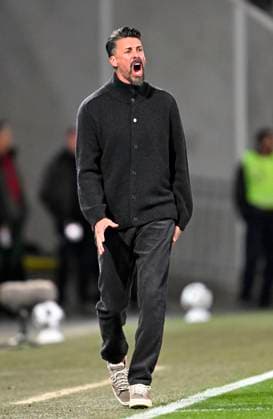 28.10.2025, Fussball DFB-Pokal 2025 2026, 2.Runde, FC Augsburg - VfL Bochum, in der WWK-Arena Augsburg. Trainer Sandro Wagner (FC Augsburg) ist sauer