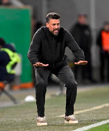 28.10.2025, Fussball DFB-Pokal 2025 2026, 2.Runde, FC Augsburg - VfL Bochum, in der WWK-Arena Augsburg. Trainer Sandro Wagner (FC Augsburg) gestikuliert