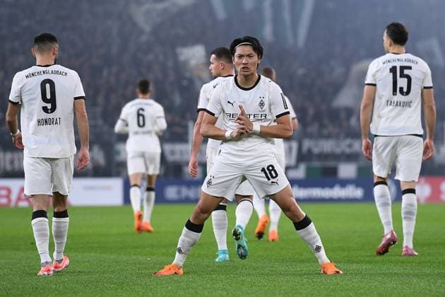 Fußball DFB-Pokal 2. Runde Borussia Mönchengladbach - Karlsruher SC am 28.10.2025 im Borussia-Park in Mönchengladbach Torjubel zum 1:0 durch Shuto Machino ( Mönchengladbach ) DFB regulations prohibit any use of photographs as image sequences and or quasi-video.
